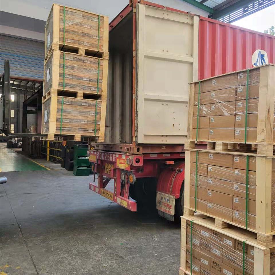 Партида от винтови продукти, изисквани от японските клиенти, се опаковат и ще...